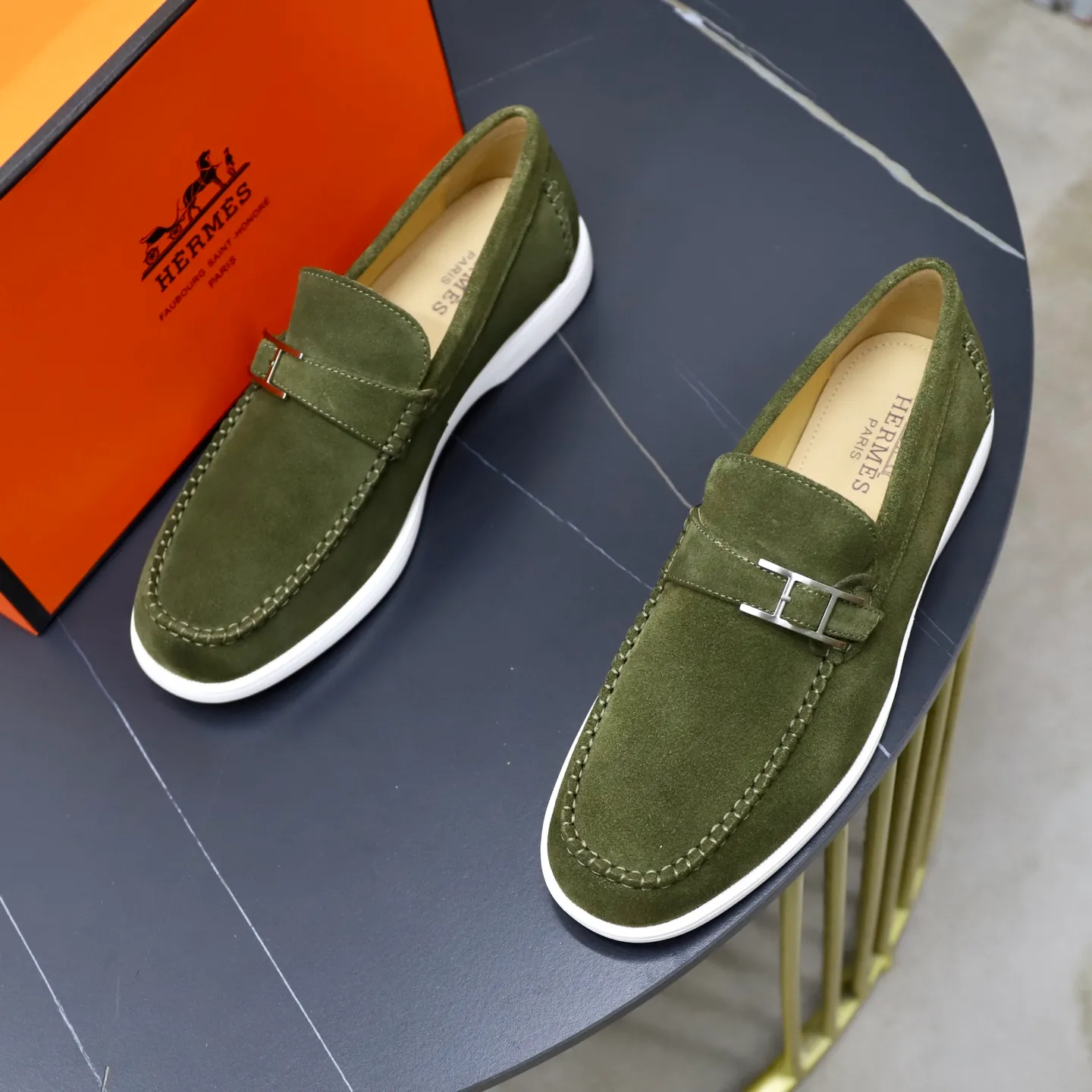 Ex-factory price: 540💰Hermès/Hermès slip-on men's shoes. This shoe is made of imported cow suede leather, with simple and smooth lines, and a 3CM rubber foam ultra-light sole combined with aerodynamic design! Youthful and fashionable, H button decoration, contrasting leather embellishment on the heel, calf lining to gently wrap your feet, with embossed logo cowhide feet, leather rock strips, casual and urban style, highlighting youthful vitality, sports and leisure version, super versatile Size number: 38-39-40-41-42-43-44 Standard leather shoe size (45 can be customized but does not support returns)